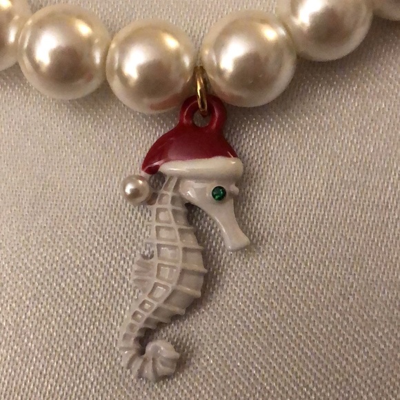 Betsey Johnson Faux Pearl Necklace + Bow, Starfish & Santa Seahorse Charms NWT - Picture 9 of 13